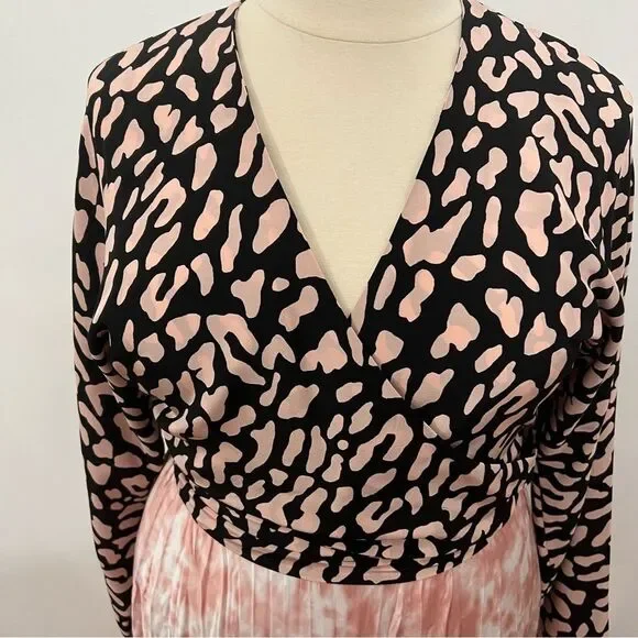 Diane Von Furstenberg (DVF) 100% Silk Pink and Black Leopard print wrap top -- L - Picture 5 of 13